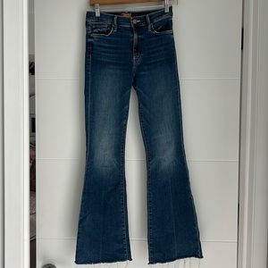 Mother The Weekender Fray mid-rise flare in color Walking on coals. Size 26.